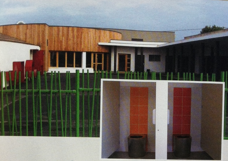 Toilettes de l'école de Saint Germé (© Pierre et Terre).